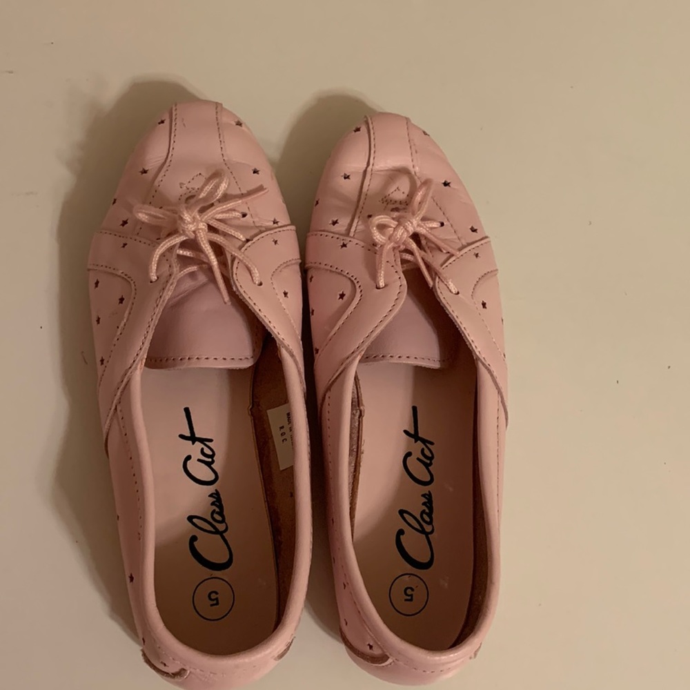 Womens 80’s pink Oxford shoes with star cut outs. Size 5.